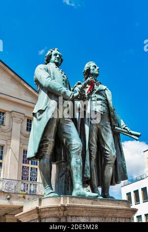 Das Goethe-Schiller-Denkmal steht vor dem Deutschen Nationaltheater auf dem Theaterplatz in Weimar, Thüringen, Deutschland, Europa Stockfoto