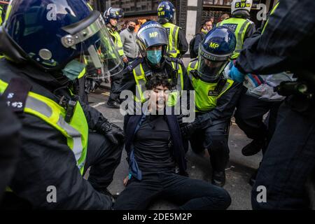 Riot Police verhaftete über 150 Demonstranten in der Oxford Street während Anti-Lockdown-Demonstrationen in der Hauptstadt London, England, Großbritannien Stockfoto