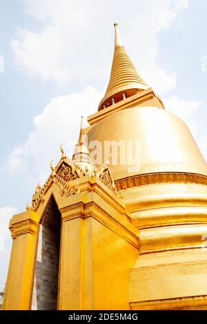 Der Phra Si Rattana Chedi ist eine traditionelle Stupa mit goldenen Mosaikfliesen im Grand Palace Komplex, Bangkok, Thailand Stockfoto