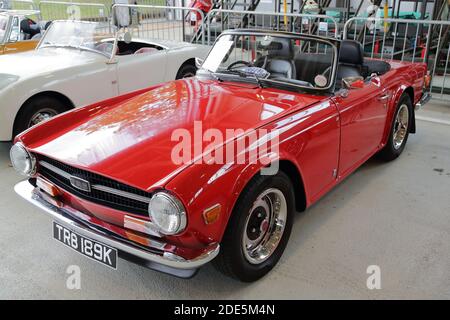 Classic Red Triumph TR6 bei RAF Benson, Oxfordshire, Großbritannien Stockfoto