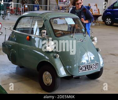 Classic 1963 BMW Isetta Bubble Car bei RAF Benson, Oxfordshire, Großbritannien Stockfoto