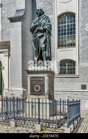 Das Herder-Denkmal wurde 1850 erbaut. Es befindet sich vor der Stadtkirche St. Peter und Paul auf dem Herderplatz in Weimar, Thüringen, Deutschland Stockfoto