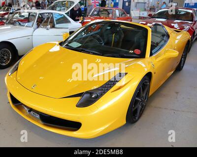 Gelber Ferrari 458 Italia Spider bei RAF Benson, Oxfordshire, Großbritannien Stockfoto