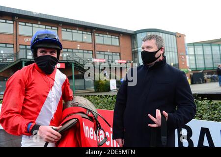 Jockey Jack Kennedy und Trainer Gordon Elliott nach dem Gewinn der Baroneracing.com Drinmore Novice Chase für mit Envoi Allen auf Fairyhouse Racecourse. Stockfoto