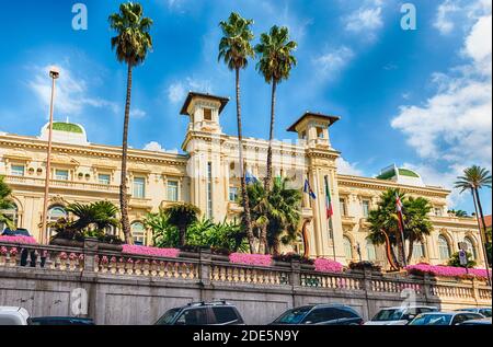 Fassade des malerischen Sanremo Casino, Italien. Das Gebäude ist eines der wichtigsten Wahrzeichen der ligurischen Stadt Stockfoto