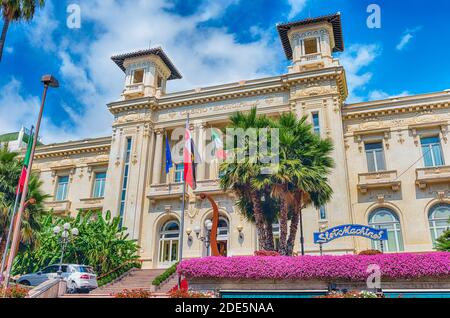 Fassade des malerischen Sanremo Casino, Italien. Das Gebäude ist eines der wichtigsten Wahrzeichen der ligurischen Stadt Stockfoto