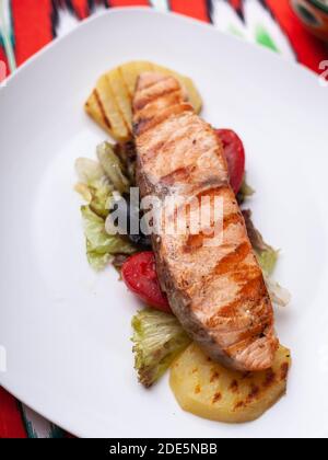 Lachssteak auf einem Kissen mit geschmortem Gemüse. Asiatischer Stil Stockfoto