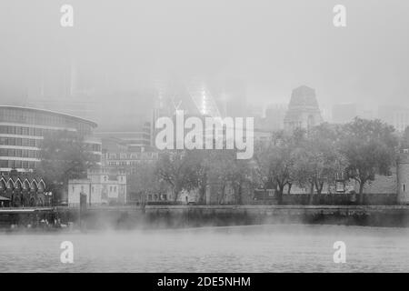 Schwarz-weiß Themse und die Gherkin durch den Nebel in der City of London an einem nebligen Morgen der Covid-19 Coronavirus-Sperre in England, Großbritannien, Europa Stockfoto