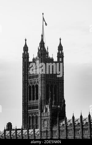 Schwarz-weiße Houses of Parliament, das ikonische Londoner Gebäude und Wahrzeichen der Touristenattraktion während der Sperrung des Coronavirus Covid-19 Pandemievirus in England, Großbritannien Stockfoto