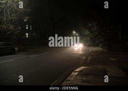 Neblige Londoner Straßen bei Nacht in England während der Coronavirus Covid-19 Sperre in England, Großbritannien, Europa Stockfoto