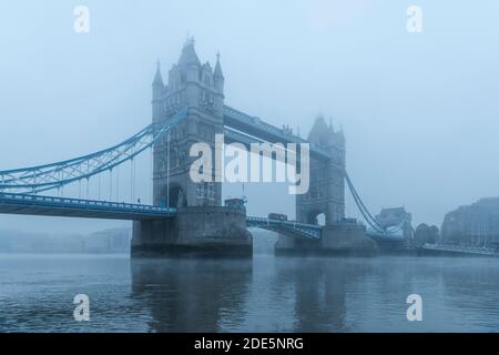 Tower Bridge und Themse in nebligen und nebligen blauen atmosphärischen und launischen Wetterbedingungen in London City Centre am Coronavirus Covid-19 Lockdown Day One, England, UK Stockfoto