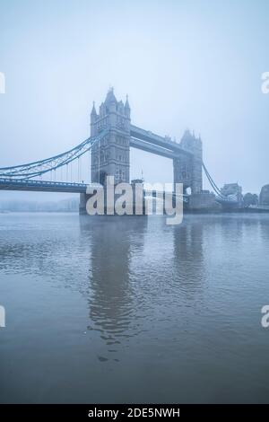 Tower Bridge und Themse in London bei nebligen und nebligen atmosphärischen Wetter in London City Centre am Coronavirus Covid-19 Lockdown Day One, England, UK Stockfoto