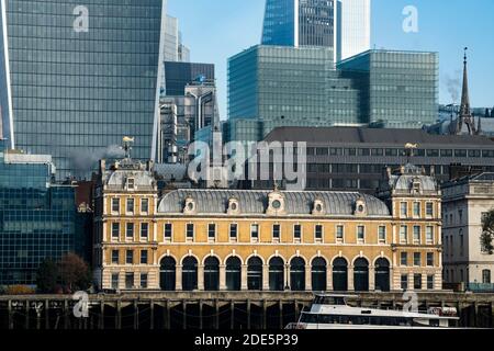 Old Billingsgate Fish Market Building, viktorianische Architektur im Zentrum von London mit modernen Gebäuden und Wolkenkratzern in der Stadt in England, Großbritannien, Europa Stockfoto