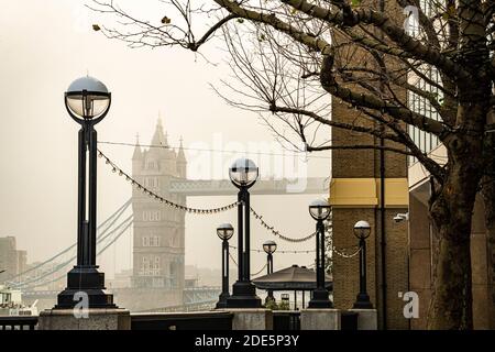 Tower Bridge, ikonisches Wahrzeichen Londons bei nebligen und nebligen atmosphärischen Stimmungsschwankungen im Londoner Stadtzentrum am Coronavirus Covid-19 Lockdown Day One, England, UK Stockfoto