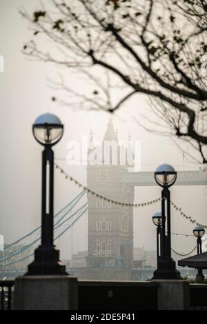 Tower Bridge, ikonisches Wahrzeichen Londons bei nebligen und nebligen atmosphärischen Stimmungsschwankungen im Londoner Stadtzentrum am Coronavirus Covid-19 Lockdown Day One, England, UK Stockfoto