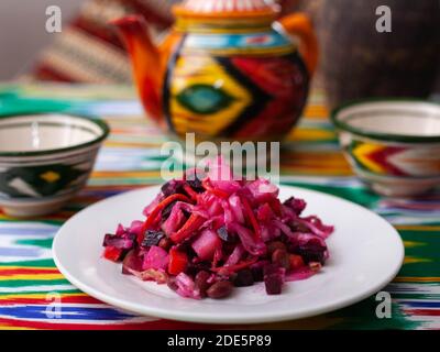 Venigret Salat - Rüben, Kartoffeln, Zwiebeln und Sauerkraut. Asiatischer Stil Stockfoto