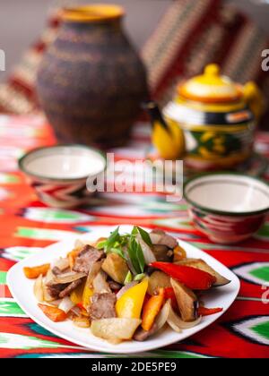 Gebratenes Rindfleisch in Öl mit Kartoffeln, Zwiebeln, Paprika nach dem Uiguren Rezept Stockfoto