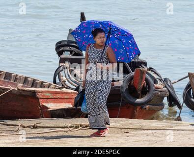 Weibliche Fahrgäste tragen traditionelle Thanaka Pulver, warten auf eine Fähre, um die Meerenge zwischen der Stadt Myeik und Pahtaw Pahtet Insel in sou überqueren Stockfoto