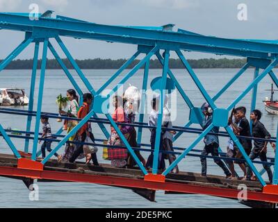 Passagiere, die die Brücke zum Fähranleger in Myeik überqueren, an der Meerenge zwischen der Stadt Myeik und der Insel Pahtaw Pahtet im Süden von Myanmar, Tanin Stockfoto