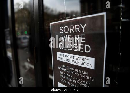 Coronavirus Covid-19 Informationsschild in einem geschlossenen Schaufenster, das bedauert, dass wir während der Londoner Sperre an einer leeren Einkaufsstraße in England, Europa, geschlossen sind Stockfoto