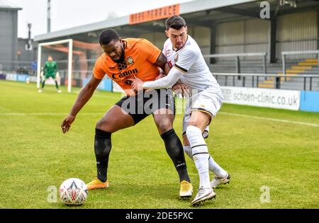 London, Großbritannien. November 2020. Regan Poole von Milton Keynes Dons und Jerome Binnom-Williams von Barnett FC Herausforderung während der FA Cup 2. Runde Spiel zwischen Barnett und Milton Keynes Dons in der Hive, London, England am 29. November 2020. Foto von Phil Hutchinson. Nur redaktionelle Verwendung, Lizenz für kommerzielle Nutzung erforderlich. Keine Verwendung bei Wetten, Spielen oder Veröffentlichungen einzelner Vereine/Vereine/Spieler. Kredit: UK Sports Pics Ltd/Alamy Live Nachrichten Stockfoto