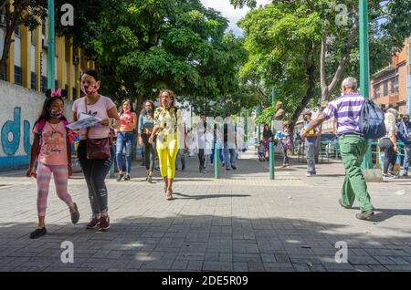 Caracas, Miranda, Venezuela. November 2020. Dies ist die zweite Gelegenheit, das ganze Land in die Flexibilitätstage seit dem Beginn der Pandemie im März dieses Jahres einzubeziehen. Das liegt daran, dass alle Staaten in Venezuela ihre Wirtschaft während der sieben Tage wieder beleben können. So können sie ab diesem Montag, dem 21. September, und aufgrund der großen Flexibilität Einkaufszentren, Fitnessstudios, Cafeterien und Restaurants (Take Away Modalität), stationäre Geschäfte, Friseure, Banken und alle anderen Sektoren eröffnen. Kredit: Jimmy Villalta/ZUMA Wire/Alamy Live Nachrichten Stockfoto