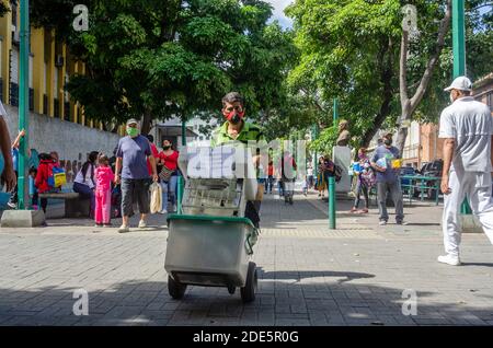 Caracas, Miranda, Venezuela. November 2020. Dies ist die zweite Gelegenheit, das ganze Land in die Flexibilitätstage seit dem Beginn der Pandemie im März dieses Jahres einzubeziehen. Das liegt daran, dass alle Staaten in Venezuela ihre Wirtschaft während der sieben Tage wieder beleben können. So können sie ab diesem Montag, dem 21. September, und aufgrund der großen Flexibilität Einkaufszentren, Fitnessstudios, Cafeterien und Restaurants (Take Away Modalität), stationäre Geschäfte, Friseure, Banken und alle anderen Sektoren eröffnen. Kredit: Jimmy Villalta/ZUMA Wire/Alamy Live Nachrichten Stockfoto