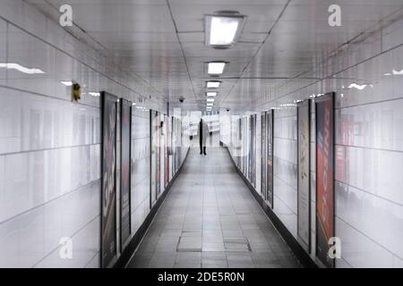 Ruhige, leere Londoner U-Bahn-Station in Coronavirus Covid-19 Pandemiesperre, mit einer einzigen Person im öffentlichen Verkehr, wenn Züge während des Reiseverbots reduziert wurden Stockfoto