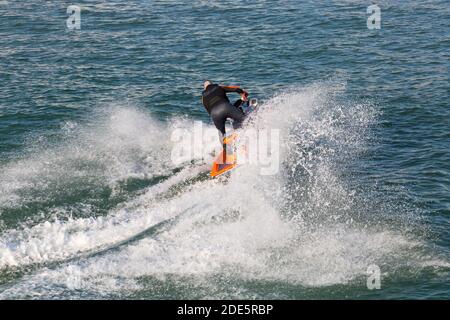 Bournemouth, Dorset, Großbritannien. November 2020. UK Wetter: Jetskifahrer machen akrobatische Tricks an einem schönen warmen sonnigen Tag an den Bournemouth Stränden während des letzten Sperrwochenendes 2. Bournemouth und Dorset werden dann in Tier2 umziehen. Jetskifahrer Jetskifahrer Jetski Jetski Jetski Jetski Jetski Jetski Jetskifahrer Jetskifahrer Jetski Jetski Jetski. Quelle: Carolyn Jenkins/Alamy Live News Stockfoto