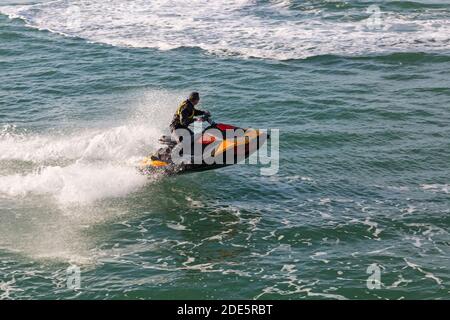 Bournemouth, Dorset, Großbritannien. November 2020. UK Wetter: Jetskifahrer machen akrobatische Tricks an einem schönen warmen sonnigen Tag an den Bournemouth Stränden während des letzten Sperrwochenendes 2. Bournemouth und Dorset werden dann in Tier2 umziehen. Jetskifahrer Jetskifahrer Jetski Jetski Jetski Jetski Jetski Jetski Jetskifahrer Jetskifahrer Jetski Jetski Jetski. Quelle: Carolyn Jenkins/Alamy Live News Stockfoto