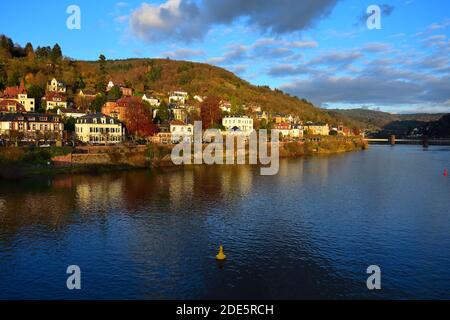 Heidelberg. Häuser am Neckar im Herbst mit Bergen im Hintergrund. Stockfoto