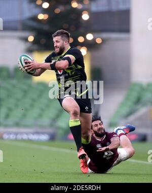 Der irische Stuart McCloskey wird beim Herbstnationen-Cup-Spiel im Aviva Stadium in Dublin von Georgiens Giorgi Kveseladze abgesetzt. Stockfoto