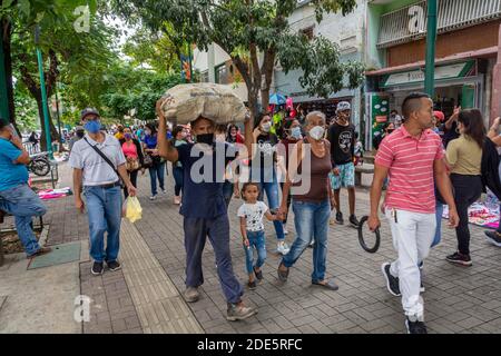 Caracas, Miranda, Venezuela. November 2020. Dies ist die zweite Gelegenheit, das ganze Land in die Flexibilitätstage seit dem Beginn der Pandemie im März dieses Jahres einzubeziehen. Das liegt daran, dass alle Staaten in Venezuela ihre Wirtschaft während der sieben Tage wieder beleben können. So können sie ab diesem Montag, dem 21. September, und aufgrund der großen Flexibilität Einkaufszentren, Fitnessstudios, Cafeterien und Restaurants (Take Away Modalität), stationäre Geschäfte, Friseure, Banken und alle anderen Sektoren eröffnen. Kredit: Jimmy Villalta/ZUMA Wire/Alamy Live Nachrichten Stockfoto