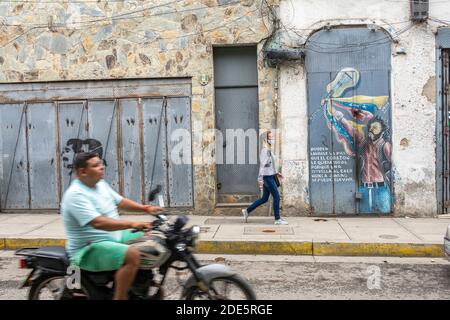 Caracas, Miranda, Venezuela. November 2020. Dies ist die zweite Gelegenheit, das ganze Land in die Flexibilitätstage seit dem Beginn der Pandemie im März dieses Jahres einzubeziehen. Das liegt daran, dass alle Staaten in Venezuela ihre Wirtschaft während der sieben Tage wieder beleben können. So können sie ab diesem Montag, dem 21. September, und aufgrund der großen Flexibilität Einkaufszentren, Fitnessstudios, Cafeterien und Restaurants (Take Away Modalität), stationäre Geschäfte, Friseure, Banken und alle anderen Sektoren eröffnen. Kredit: Jimmy Villalta/ZUMA Wire/Alamy Live Nachrichten Stockfoto