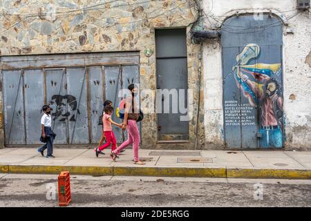 Caracas, Miranda, Venezuela. November 2020. Dies ist die zweite Gelegenheit, das ganze Land in die Flexibilitätstage seit dem Beginn der Pandemie im März dieses Jahres einzubeziehen. Das liegt daran, dass alle Staaten in Venezuela ihre Wirtschaft während der sieben Tage wieder beleben können. So können sie ab diesem Montag, dem 21. September, und aufgrund der großen Flexibilität Einkaufszentren, Fitnessstudios, Cafeterien und Restaurants (Take Away Modalität), stationäre Geschäfte, Friseure, Banken und alle anderen Sektoren eröffnen. Kredit: Jimmy Villalta/ZUMA Wire/Alamy Live Nachrichten Stockfoto