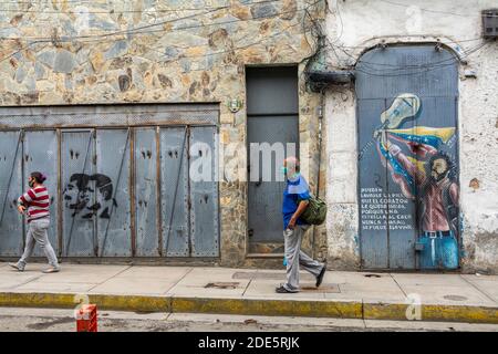 Caracas, Miranda, Venezuela. November 2020. Dies ist die zweite Gelegenheit, das ganze Land in die Flexibilitätstage seit dem Beginn der Pandemie im März dieses Jahres einzubeziehen. Das liegt daran, dass alle Staaten in Venezuela ihre Wirtschaft während der sieben Tage wieder beleben können. So können sie ab diesem Montag, dem 21. September, und aufgrund der großen Flexibilität Einkaufszentren, Fitnessstudios, Cafeterien und Restaurants (Take Away Modalität), stationäre Geschäfte, Friseure, Banken und alle anderen Sektoren eröffnen. Kredit: Jimmy Villalta/ZUMA Wire/Alamy Live Nachrichten Stockfoto