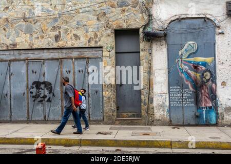 Caracas, Miranda, Venezuela. November 2020. Dies ist die zweite Gelegenheit, das ganze Land in die Flexibilitätstage seit dem Beginn der Pandemie im März dieses Jahres einzubeziehen. Das liegt daran, dass alle Staaten in Venezuela ihre Wirtschaft während der sieben Tage wieder beleben können. So können sie ab diesem Montag, dem 21. September, und aufgrund der großen Flexibilität Einkaufszentren, Fitnessstudios, Cafeterien und Restaurants (Take Away Modalität), stationäre Geschäfte, Friseure, Banken und alle anderen Sektoren eröffnen. Kredit: Jimmy Villalta/ZUMA Wire/Alamy Live Nachrichten Stockfoto