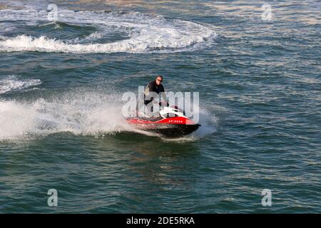 Bournemouth, Dorset, Großbritannien. November 2020. UK Wetter: Jetskifahrer machen akrobatische Tricks an einem schönen warmen sonnigen Tag an den Bournemouth Stränden während des letzten Sperrwochenendes 2. Bournemouth und Dorset werden dann in Tier2 umziehen. Jetskifahrer Jetskifahrer Jetski Jetski Jetski Jetski Jetski Jetski Jetskifahrer Jetskifahrer Jetski Jetski Jetski. Quelle: Carolyn Jenkins/Alamy Live News Stockfoto