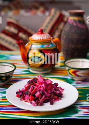 Venigret Salat - Rüben, Kartoffeln, Zwiebeln und Sauerkraut. Asiatischer Stil Stockfoto