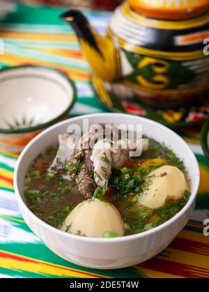 Surpa-Suppe aus gekochtem Rindfleisch, Kartoffeln und Zwiebeln nach orientalischem Rezept. Östliche Küche, Nationalgericht Stockfoto