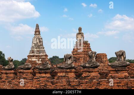 Kopflose alte Buddha-Statuen aus Stein in Reihe, buddhistischer Tempel in Ruinen. Vintage-Look. UNESCO Weltkulturerbe, Wat Maha That, Ayutth Stockfoto