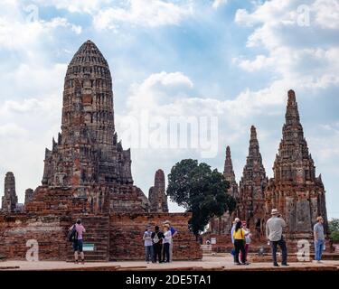 Thailand; Jan 2020: Gruppe von echten Menschen besuchen die Ruinen eines thailändischen buddhistischen Tempel, eine der wichtigsten touristischen Attraktionen, es symbolisiert Berg mich Stockfoto