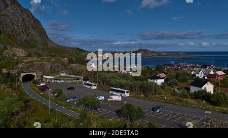 Å, Moskenesøy, Lofoten, Norwegen - 08-30-2020: Panoramablick kleines Fischerdorf Å, die westlichste Siedlung von Lofoten, mit öffentlichen Parkplätzen. Stockfoto