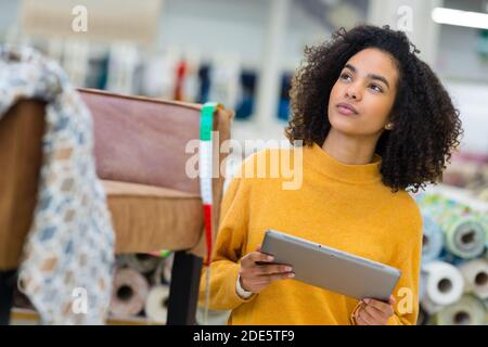 Portrait einer Kommode mit Tablett Stockfoto