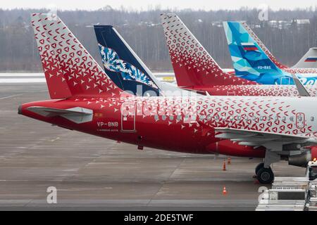 St. PETERSBURG, RUSSLAND - 20. Dezember 2019. Internationaler Flughafen Pulkovo. Übersicht über das Vorfeld des Flughafens. Geparkte Flugzeuge verschiedener russischer Fluggesellschaften bei t Stockfoto