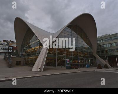 Tromsø, Norwegen - 08-23-2020: Blick auf den Vordereingang der beliebten Stadtbibliothek von Tromsø in der Straße Grønnegata in moderner Architektur gebaut. Stockfoto