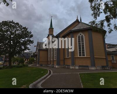 Tromsø, Norwegen - 08-23-2020: Rückansicht der historischen Holzkirche Domkirke (Evangelisch-Lutherische Kirche) befindet sich in der Altstadt von Tromsø an bewölkten Tag. Stockfoto