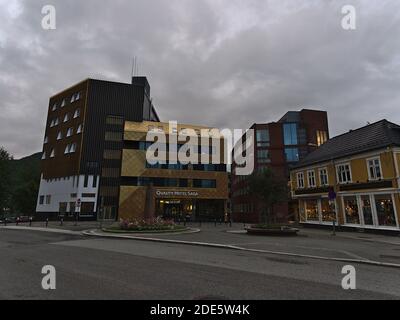 Tromsø, Norwegen - 08-23-2020: Vorderansicht des Quality Saga Hotels im Zentrum von Tromsø mit einer markanten Fassade in goldener Farbe am Abend. Stockfoto