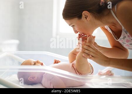 Glückliche Mutter mit neugeborenem Baby im Krankenhaus Stockfoto