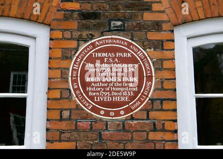 Braune Gedenktafel für Thomas Park und John James Park berühmte Bewohner von Hampstead Village. Errichtet von Hampstead Antiquarian and Historical Society Stockfoto